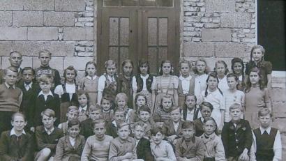 Bild: rn
Die 1. Klasse von 1949 hat sich für ein Gruppenfoto arrangiert.