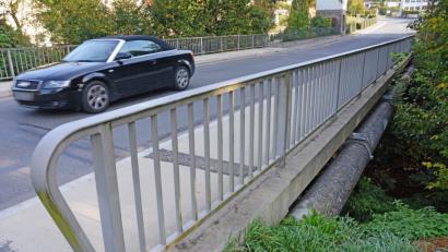 Bild: Schönberger
Die Floßbrücke in der Fabrikstraße ist eine der ersten, die bald repariert werden muss. Die Stadt lässt sich dies rund 25000 Euro kosten.