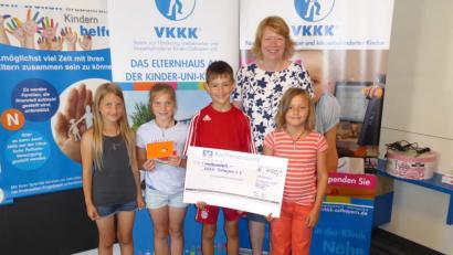 Bild: exb
Die Weidenthaler Erstkommunionkinder übergaben Irmgard Scherübl einen Scheck in Höhe von 400 Euro,