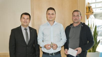 Bild: riw
Nach erfolgter Preisübergabe (von links): Michael Doblinger (Vorstand der Raiffeisenbank Unteres Vilstal), Sebastian Kemmeter (Mitglied des Juniorvorstands des 1. FC Rieden), Hans Fischer (Vorsitzender des 1. FC Rieden) bei der Auszeichnung.