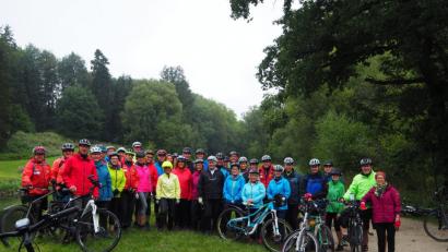 Bild: exb
Die Radgruppe mit den beiden Organisatoren Stefan Männer und Axel Spachtholz am Amper Kanal.