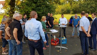 Bild: knh
Reges Interesse der Einwohner herrscht beim CSU-Bürgergespräch in Steinfels mit Bürgermeister Stephan Oetzinger (rechts), seinem Vertreter Richard Kammerer (DRitter von rechts) und einigen Markträten.