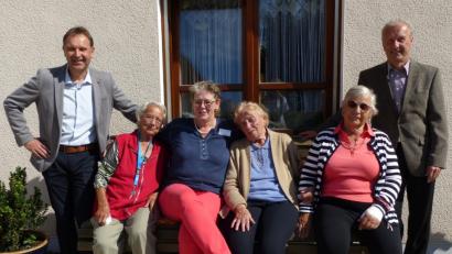 Bild: Völkl
Die Stiftungsverwalter Norbert Auer (links), Hans Müller (rechts) und Heimleiterin Astrid Ostermaier (Dritte von links) unterhalten sich gerne mit den Bewohnerinnen. Im Bild von links Frieda Güll, Maria Reil und Anna Neumeier.