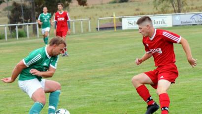 Bild: hho
Der SV Mitterteich II (links Christian Weiß) und die Sportfreunde Kondrau (rechts Jonas Frank) belegen in der Kreisliga Süd die Plätze drei und vier. Am Wochenende treten beide auswärts an, die Landesliga-Reserve in Schwarzenbach und die Kondrauer in Kirchenlamitz.