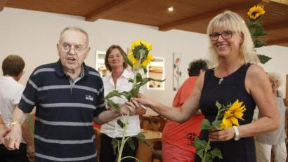 Bild: Hirsch
Cornelia Kiener von der Seniorenfachstelle des Landkreises überreichte jedem Gast eine Sonnenblume.