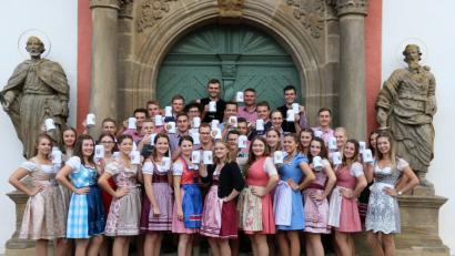 Bild: do
Ein letztes Anstoßen auf die Kirchweih 2018: Die Kirwaleut der Katholischen Landjugend haben sie bereits begraben – und symbolisch an einem geheimen Ort in sicherer Tiefe einige Flaschen mit hochprozentigem Inhalt vergraben.