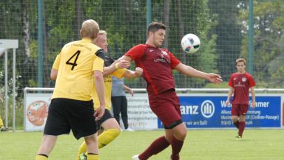 Bild: Rudi Gebert
Der TSV Waldershof (im Bild Torjäger Julian Schindler, rotes Trikot, beim 2:0-Sieg beim FC Tirschenreuth II) hat in der Kreisklasse Stiftland immer noch eine blütenweiße Weste. Am Sonntag will der Spitzenreiter beim ASV Waldsassen im zwölften Spiel den zwölften Sieg landen.