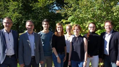 Bild: exb
Bürgermeister Bernd Sommer begrüßt zusammen mit der Schulleitung die neuen Lehrkräfte. v.l. Bürgermeister Bernd Sommer, Schulleiter RSK Stephan Drexler, StRef Tobias Westermaier, StRefin Katharina Grunow, LAV Anne-Kathrin Dachs, StRin Kathrin Augustin, StRefin Lisa Dupont und stellvertretender Schulleiter StR (RS) Reiner Summer.