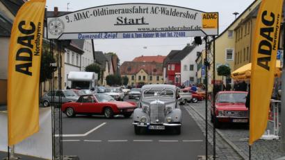 Bild: fpoz
Der gesperrte Waldershofer Markt wird zur Startzone für die Oldtimer-Ausfahrt.