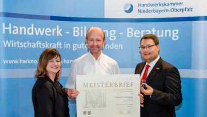 Bild: exb
Bäckermeister Hermann Schwärzer (Mitte) aus Pressath bekommt den Goldenen Meisterbrief. Mit auf dem Bild Kammervizepräsidentin Kathrin Zellner und Geschäftsführer Alexander Stahl.