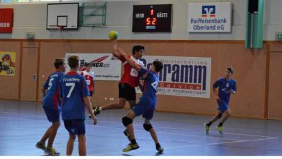 Bild: exb
Kreisläufer Manuel Huf beim Torabschluss. Im Rückraum beobachtet David Sehnke das Geschehen.