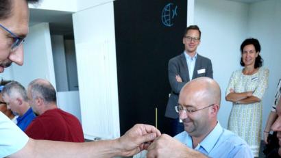 Bild: Hirsch
Teilnehmer bei „Treffpunkt Unternehmen“ proben ihre Agilität im Arbeitsalltag bei der „Marshmallow-Challenge“. Im Hintergrund Syskron-Personalleiter Florian Gebhard und Sibylle Aumer von der IHK.