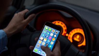 Bild: Monika Skolimowska/dpa
Ein Smartphone am Steuer ist gefährlich und kann teuer werden.