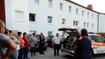 Bild: exb
Harald König (Mitte) stellt den Gästen aus Waldeck den Fuhrpark der Kemnather Rotkreuzbereitschaft vor.