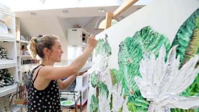 Bild: Götz
Nach einer detailreichen Golfplatz-Szene genießt es Katharina Gierlach, bei den Seerosen mit richtig dicken Pinselstrichen die Ölfarbe aufzutragen.