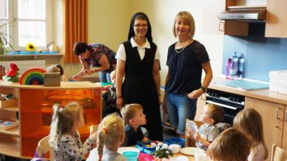 Bild: weu
Gerne geben die Leiterin des Theresia-Gerhardinger-Hauses, Schwester Christine Gindhart, und Stellvertreterin Eveline Stangl Einblick in die Einrichtung am Klosterberg 4. Die neue fünfte Gruppe des Kindergartens fühlt sich sehr wohl in den hellen, gut ausgestatteten Räumen.