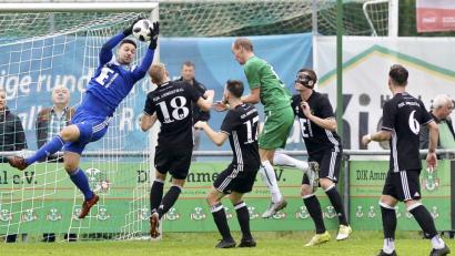 Bild: Hubert Ziegler
Torhüter Christopher Sommerer (links) und seine Vorderleute in der Abwehr haben einen großen Anteil daran, dass es bei der DJK Ammerthal in dieser Saison so gut läuft. In 13 Spielen gab es lediglich 11 Gegentore, nur der Würzburger FV und der TSV Aubstadt (beide 10) sind besser.