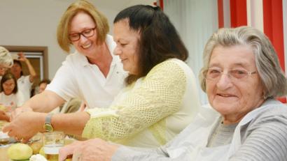 Bild: gsb
Kartoffeln, Brokkoli und Sellerie: Damit es zum Abendessen Gemüsesuppe gibt, schälen und schneiden die Besucher der Demenzgruppe „Zeitlos“ in Neustadt am Kulm das Gemüse. Weil solche Tätigkeiten automatisiert ablaufen, fällt den meisten die Küchenarbeit leicht.
