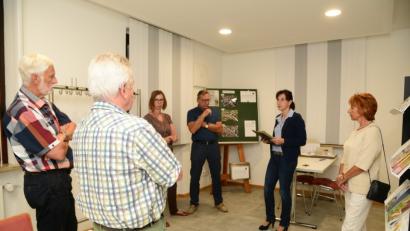 Bild: bey
Eine eher kleine Gesprächsrunde erörtete mit Bürgermeisterin Tanja Schiffmann (2. von rechts) die Ausgestaltung und die Nutzungsmöglichkeiten des Bürgertreffs im Benefizium.