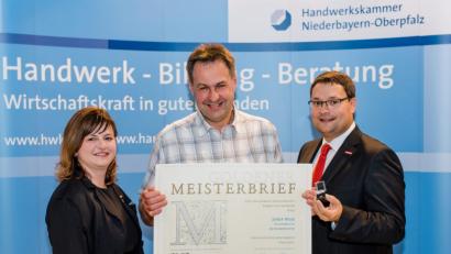 Bild: exb
Metzgermeister Josef Weiß (Mitte) aus Pullenreuth erhielt von Kammervizepräsidentin Kathrin Zellner und Geschäftsführer Alexander Stahl den Goldenen Meisterbrief.