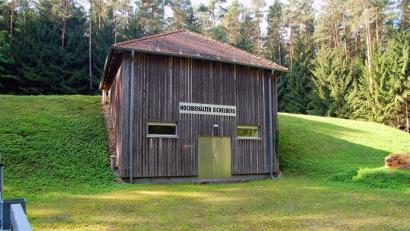Bild: Andreas Royer
Auf diesem Gebäude mit Umgriff ruhen alle Hoffnungen. Der Hochbehälter am Eichelberg muss für mindestens vier Wochen die komplette Wasserversorgung von Sulzbach-Rosenberg übernehmen. Sein Wasserreservoir umfasst 3000 Kubikmeter. Das sind drei Millionen Liter – verteilt auf zwei Kammern.