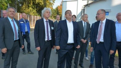 Bild: jr
Auf dem Weg zur neuen Abgasreinigungsanlage der Firma Schott. Mit dabei waren (von links) Bürgermeister Roland Grillmeier, Landrat Wolfgang Lippert, Harald Birner, Dr. Volker Trinks und Standortleiter Stefan Rosner (alle Schott).