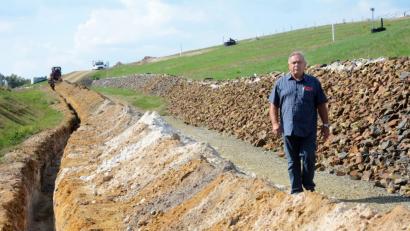 Bild: Gabi Schönberger
Geschäftsführer Boris Damzog koordiniert die Bauarbeiten für den Solarpark auf der ehemaligen Landkreis-Mülldeponie Kalkhäusl.