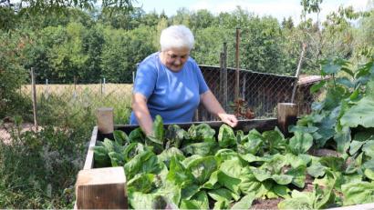 Bild: psba
Dank ihres Hochbeets braucht sich Hannelore nicht mehr so bücken, wenn sie nach ihrem Salat sieht.