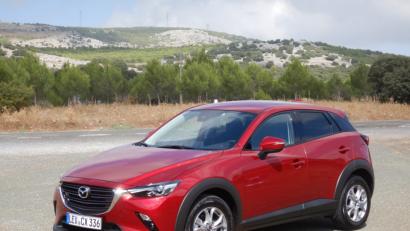 Bild: Michael Ascherl
Die meisten Kunden kaufen den CX-3 wegen des Designs und wählen dann auch gleich die beste Ausstattung. Nach dem Facelift steht das kleine SUV noch stämmiger da. Neu ist die Farbe Magmarot-Metallic.