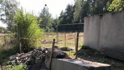Bild: Porsche
Die Baustelle ruht, und das seit Monaten. Am Eingangsbereich zum neuen jüdischen Friedhof geht nichts voran. Die Erneuerung von Fundament und Mauer ist ein Versicherungsfall - und das dauert.