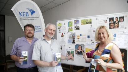 Bild: Hirsch
Geschäftsführer Hartmut Meyer und die beiden Vorsitzenden Robert Glöckl und Christine Franke (vopn llinks) stellten das neue Programm der Katholischen Erwachsenenbildung vor.