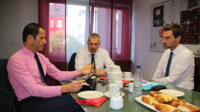 Bild: jrh
MdB Albert Rupprecht (von links), Peter Hofmann und Stephan Oetzinger diskutieren Rentenprobleme.