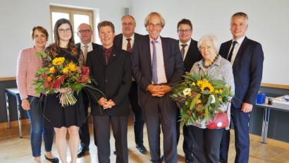 Bild: Bühner
Geschäftsführerwechsel beim VdK-Kreisverband Weiden: Auf Siegmund Bergmann (vorne, Dritter von links) folgt Sarah Kellner (vorne, links). VdK-Bundesehrenvorsitzende Ulrike Mascher (Zweite von rechts) und Kreisvorsitzender Josef Rewitzer (Vierter von links) gratulieren.