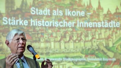 Bild: upl
Professor Rolf Monheim kann sich mit den Plänen für das Bürgerspital-Areal in Amberg nicht anfreunden.