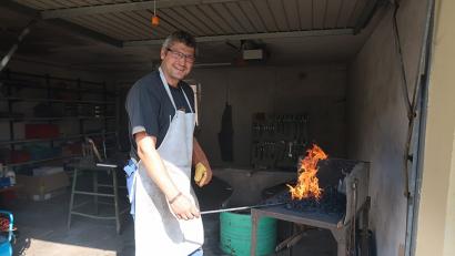 Bild: bsc
In der offenen Feuerstelle, der Esse, erhitzt Uwe Heider seine Werkstücke auf über 1000 Grad.