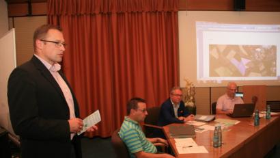 Bild: wro
Martin Schmid (links), Geschäftsführer der "Steinwald-Dorfladen GmbH", informiert im Marktrat über den rollenden Supermarkt.