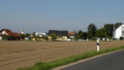 Bild: ohr
Im unmittelbaren Anschluss an die Bebauung im Brensdorfer Weg entsteht in östlicher Richtung ein neues Baugebiet der Gemeinde Stulln. Das Areal umfasst 1,44 Hektar mit 15 Parzellen in der Größenordnung von rund 600 bis 800 Quadratmetern. Laut Zeitfenster könnten bereits im Frühjahr 2020 die ersten Häuser entstehen.


Die Parzellierung stammt vom Planungsbüro Renner + Hartmann Consult und ist als Ergänzung zur Bildansicht gedacht.