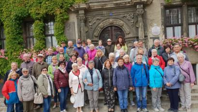 Bild: do
Geschichten und Sagen, Romantik, Natur und Kulturerbe-Stationen sind in das Programm einer abwechslungsreichen Harz-Reise gepackt. Unser Bild zeigt Manfreds Reisefreunde vor dem historischen Rathaus in Quedlinburg.