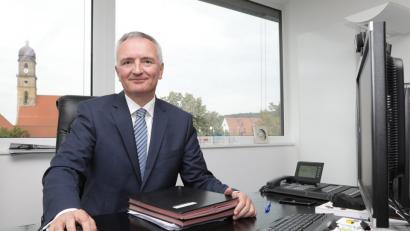 Bild: Wolfgang Steinbacher
Harald Schwartz am Schreibtisch in seinem Büro am Amberger Kurfürstenring. Im Hintergrund der Turm der Martinskirche. Die AZ befragte den Stimmkreisabgeordneten zu den Erfahrungen in seinen fünf Jahren im Landtag.