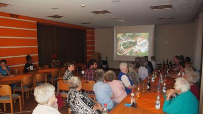 Bild: gz
Im Eslarner Pfarrheim unternehmen die Teilnehmer eine Quizreise durch den Landkreis Neustadt und lernen viele Sehenswürdigkeiten kennen.