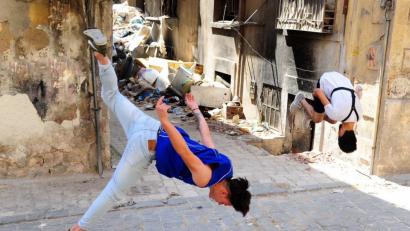 Bild: agentur_dpa
So sieht es aus, wenn Jugendliche sich an Parkours versuchen. Die Marktgemeinde will in Schwarzenfeld eine Anlage für die Sportart bauen lassen.