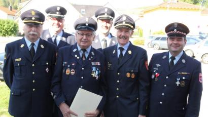 Bild: ral
Anton Herrmann (Dritter von links) im Kreise seiner Gratulanten: Kurz davor erhielt er das Verdienstkreuz in Gold des Feuerwehrverbandes.