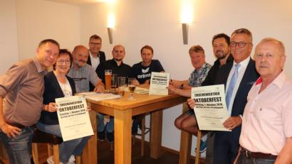 Bild: Förderverein Fischhofpark
Sie Bereiten das Oktoberfest 2018 vor: (von links) Mirko Streich (Förderverein), Lisa Wettinger (Förderverein), Karl Schwägerl (Stadt Tirschenreuth), Franz Häring (Förderverein), Dominik Lesiewicz (ATSV), Thorsten Ziegler (ATSV), Vinzenz Rahn (Vorsitzender Förderverein), Wolfgang Braun (Förderverein), Bürgermeister Franz Stahl und Hans Prucker (Förderverein)
