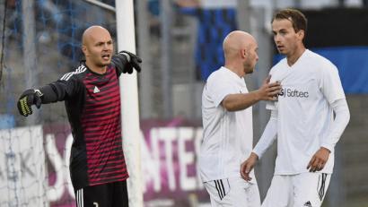 Bild: A. Schwarzmeier
Unordnung vor dem Weidener Tor: Keeper Matthias Müller gibt Thomas Wildenauer (Mitte) und Martin Kovac (rechts) Anweisungen.