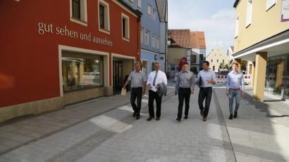 Bild: Hösamer
Tiefbauamtschef Roland Stehr, Oberbürgermeister Andreas Feller, Ordnungsamtsleiter Stefan Schaumberger, City-Manager Roland Kittel und Rathaus-Azubi Thomas Krammer (von links) nahmen das fertige Stück Friedrich-Ebert-Straße in Augenschein und stellten den weiteren Bauablauf vor.
