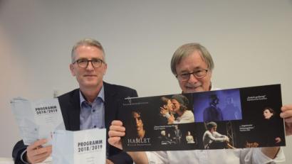 Bild: Helmut Kunz
Johannes Häring (links) von der Max.Reger-Halle freut sich mit Veit Wagner, Vorsitzender der Kulturbühne in Weiden, auf die neue Spielzeit. Mit dem neuen Programm sollen Theaterfreunde, aber auch Schüler aus der Region angesprochen werden.