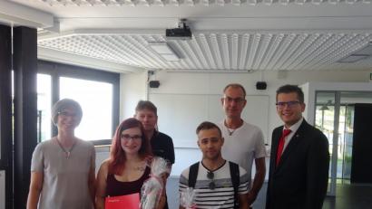 Bild: wrm
Stellvertretende Schulleiterin Susanne Kocbek (von links), zweitbeste Absolventin Sarah Konz (Fahrzeuglackierer), Klassenleiter Stephan Auers, bester Absolvent Timo Dürbeck (Verkäufer), Klassenleiter Volker Schmitt, Herr Dunzer von der Sparkasse