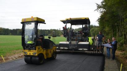 Bild: dob
Bauleiter Dietmar Hammerl vom Bauingenieurbüro Bammler, Anna-Lena Grötsch und der Vorabeiter der bauausführenden Firma Scharnagl aus Weiden, Dominik Peter (von rechts) besprechen die weiteren Bauarbeiten.