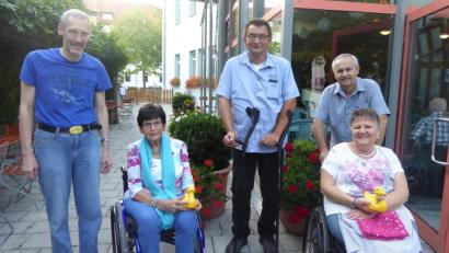 Bild: mof
Vorsitzende Ellen Galle (Zweite von links) freut sich über die Spende für die Selbsthilfegruppe von Organisator Stefan Ehbauer (Dritter von links) mit Mitgliedern des MS-Abendtreffs.