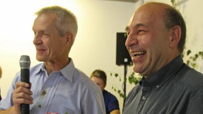 Bild: nm
Ein Geschenk des Nachbarortes Hildweinsreuth, eine Glocke, brachte Josef Völkl (links) für die St. Ötzener mit. Peter Schwanitz freut sich über das Präsent.